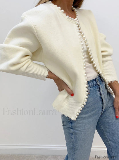 Strickjacke mit Perlenbesatz und ausgefranstem Saum