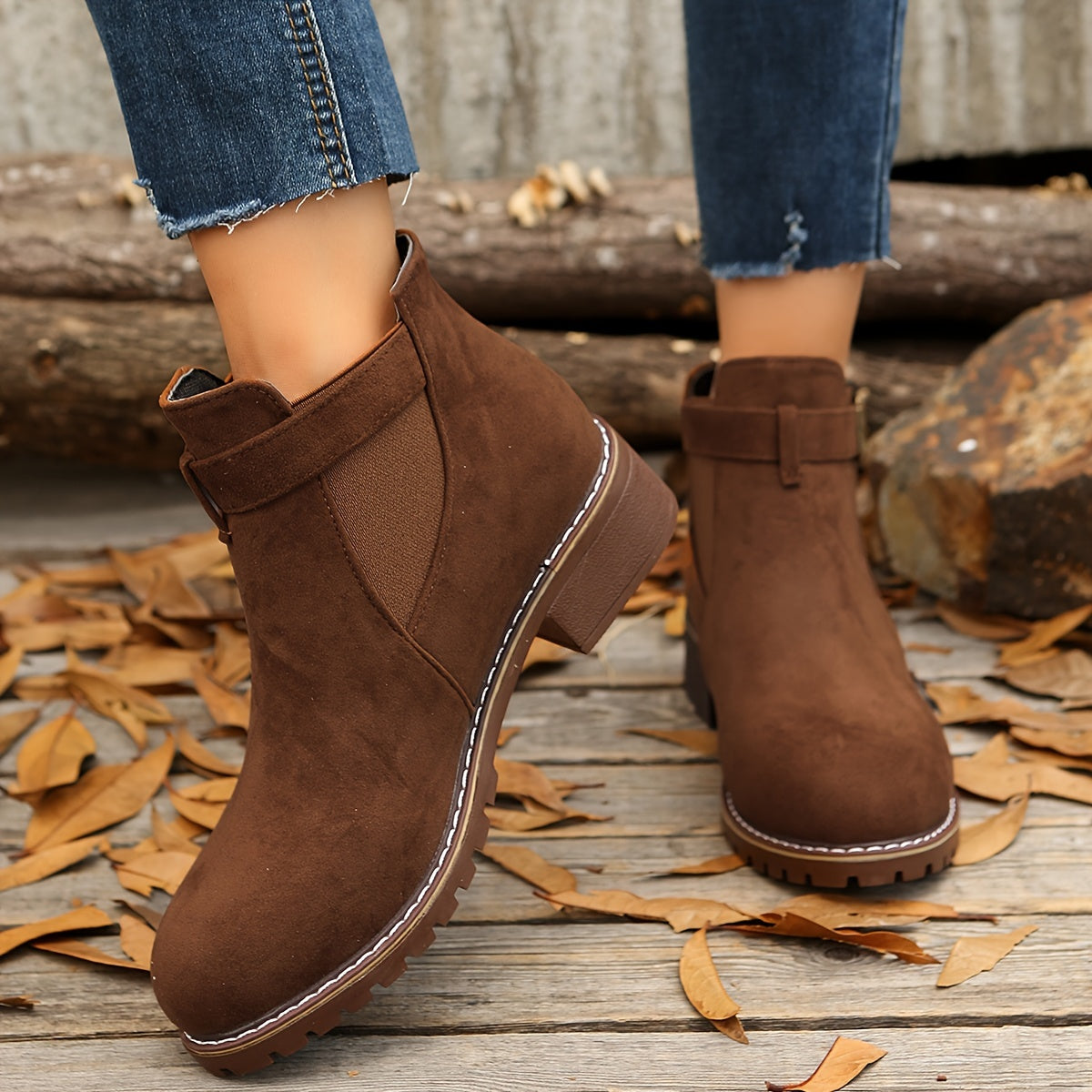Schicke Stiefeletten mit Blockabsatz, Schnallenriemen und elastischen Seiten
