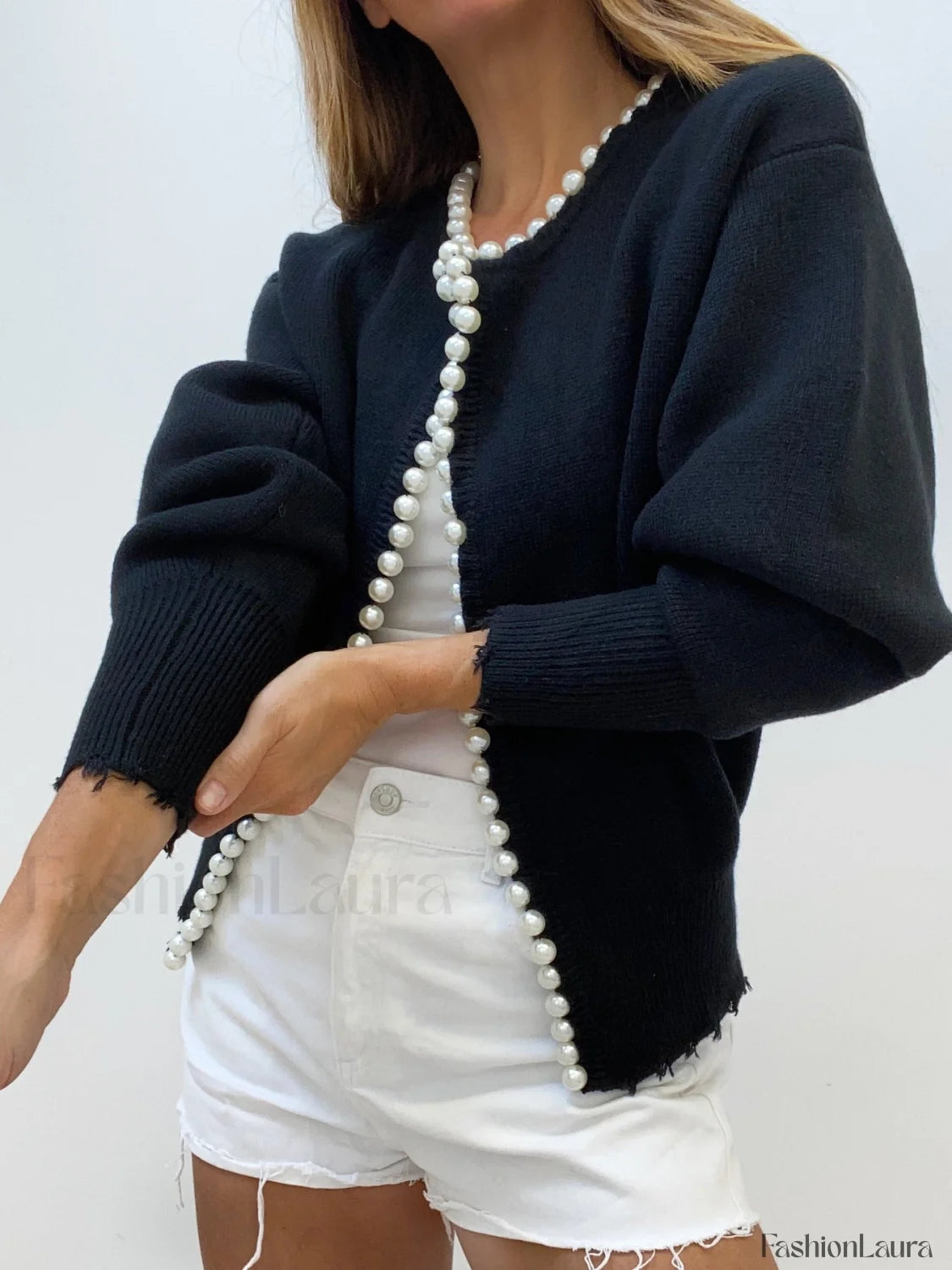 Strickjacke mit Perlenbesatz und ausgefranstem Saum