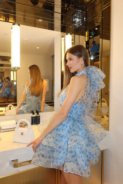 Damen kurzes Sommerkleid mit blauen Blumen und Knoten vorne