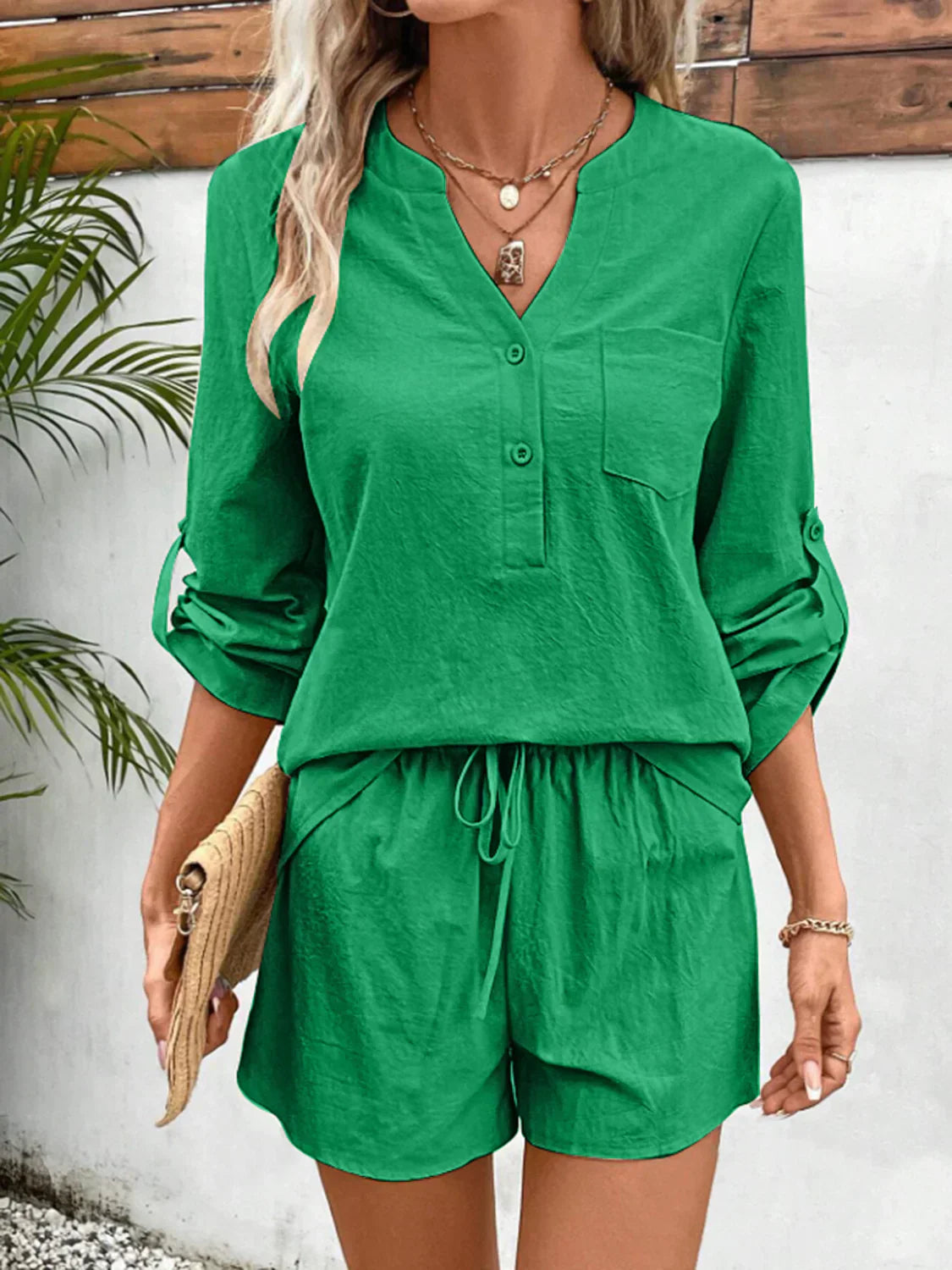 Elegantes Set aus langärmligem V-Ausschnitt-Oberteil und Shorts