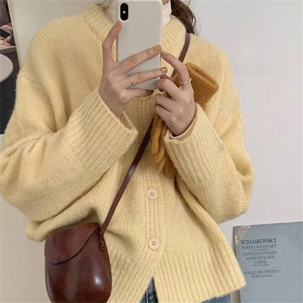 Gemütlicher lässiger Strickcardigan-Pullover