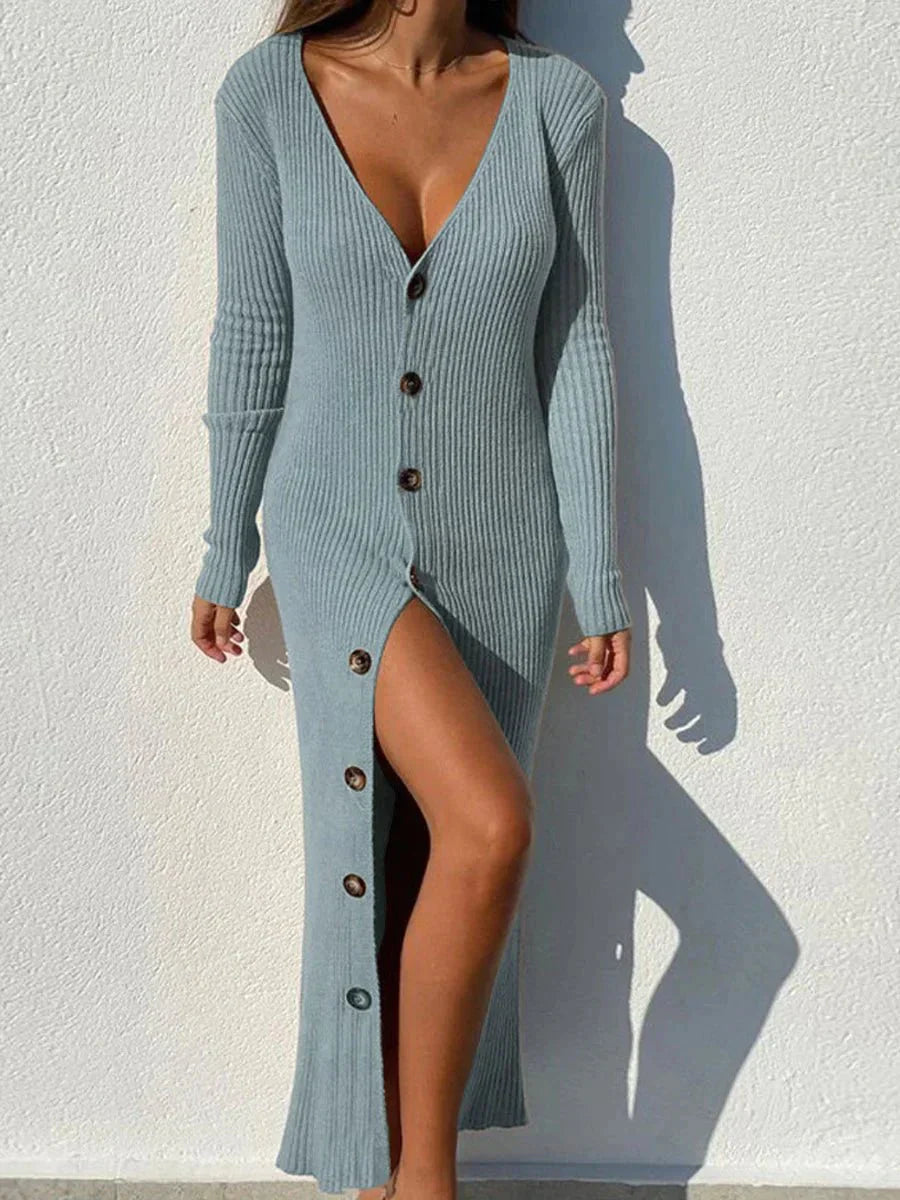 Gemütliches langes Strickkleid mit tief ausgeschnittenem, geknöpftem Ausschnitt