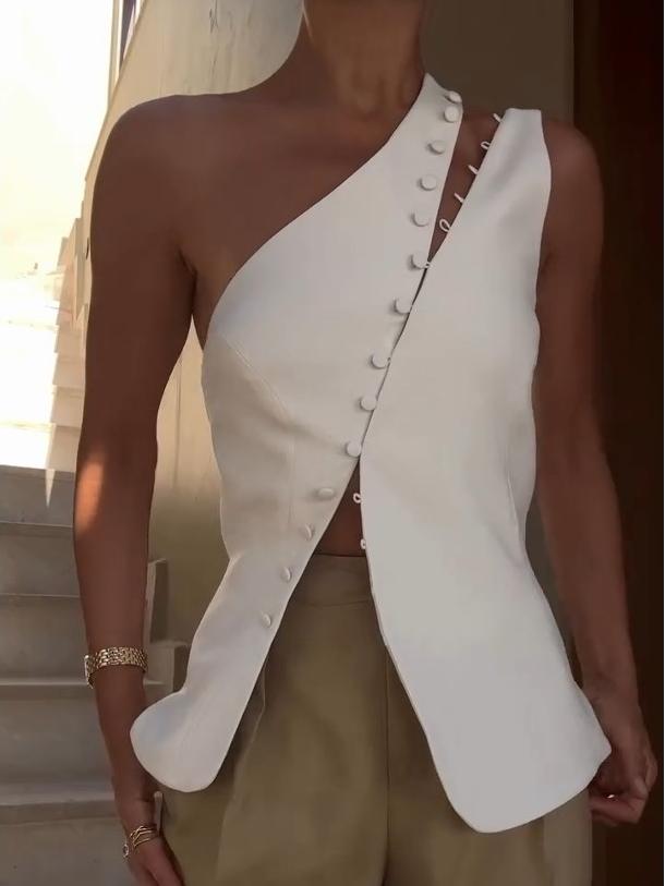Schickes One-Shoulder-Top mit Knopfakzent