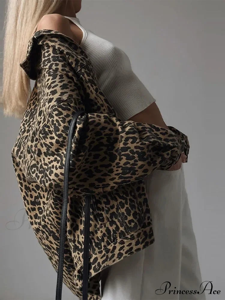 Slim Fit Jeansjacke mit Leoparden-Stickerei