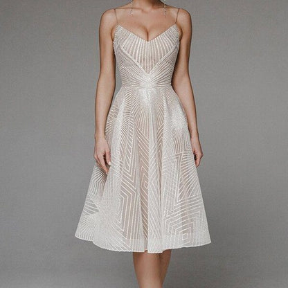 Seidiges Midikleid mit Spaghetti-Trägern für elegante Abende