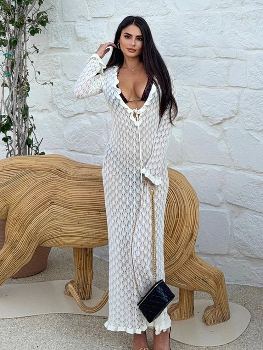 Gehäkeltes Strand-Maxikleid mit tiefem Ausschnitt, Schnürung und Volantdetails