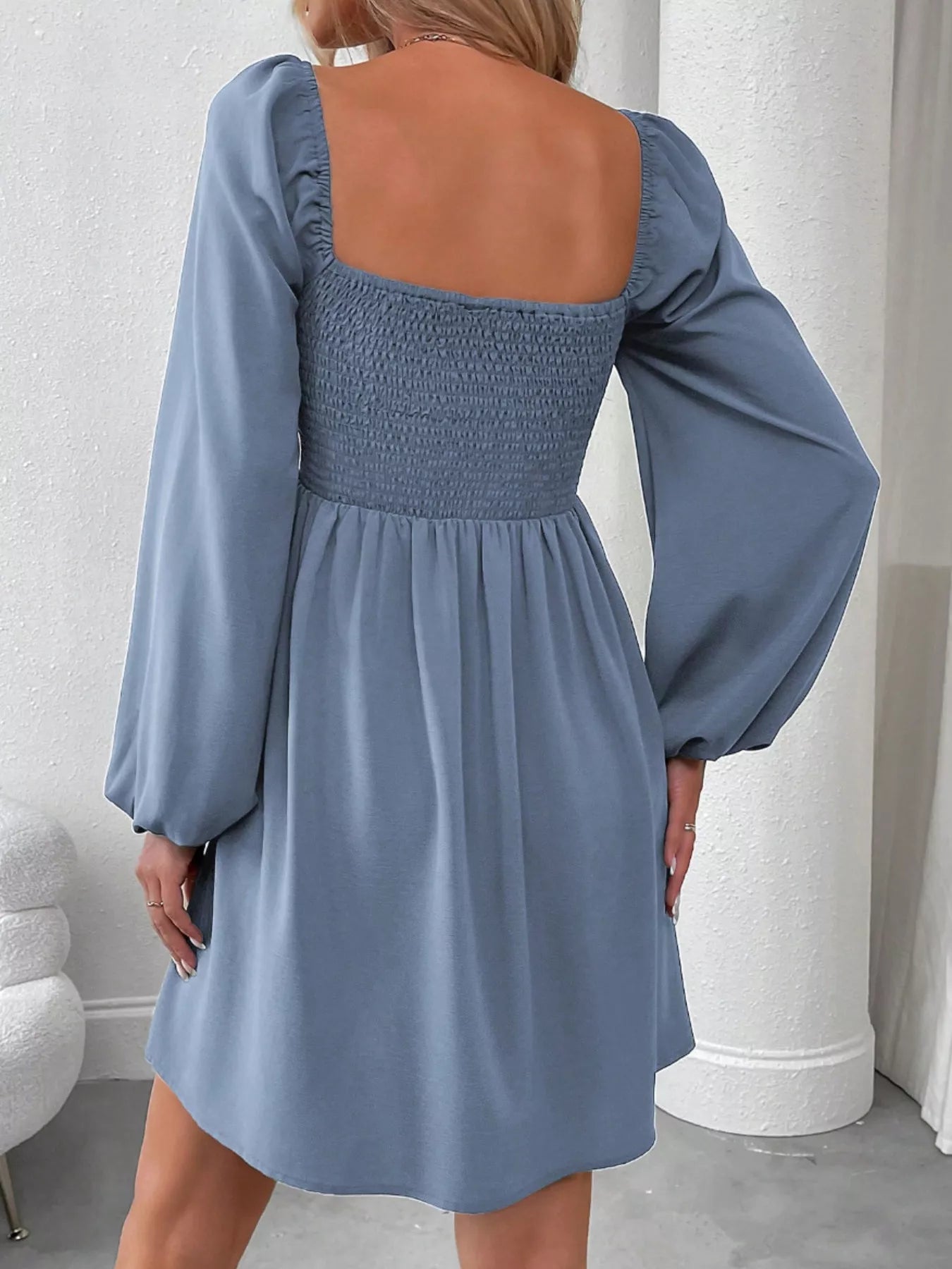 Gerüschtes A-Linien-Kleid mit quadratischem Ausschnitt und langen Ärmeln
