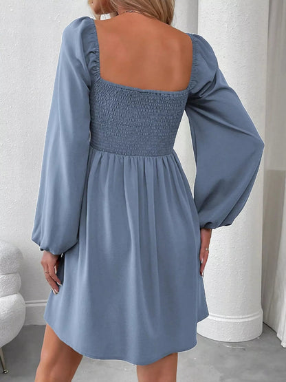 Gerüschtes A-Linien-Kleid mit quadratischem Ausschnitt und langen Ärmeln