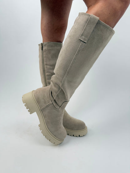 Schicke kniehohe Lederstiefel
