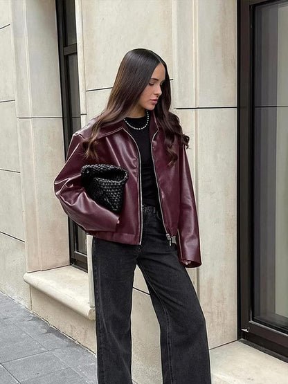 Bordeauxroter Kunstlederjacke mit stylischem Reverskragen und Reißverschlussdetail