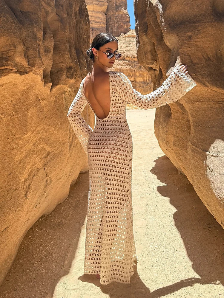 Rückenfreies Maxi-Kleid aus gehäkeltem Strick mit transparenten langen Ärmeln und ausgestellten Manschetten