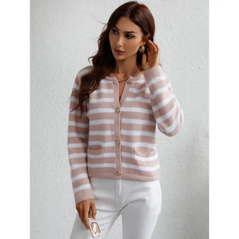 Gemütlicher Grobstrickpullover mit Knöpfen und Taschen