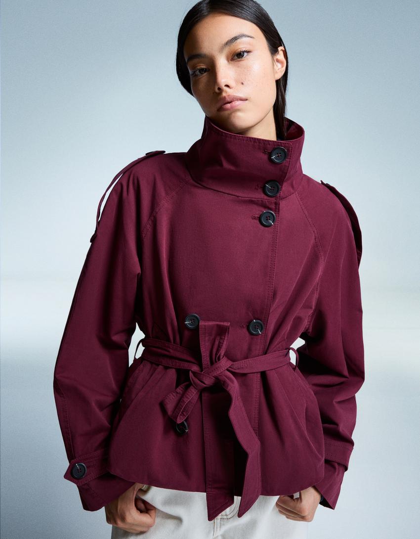 Klassischer leichter Herbst-Trenchcoat
