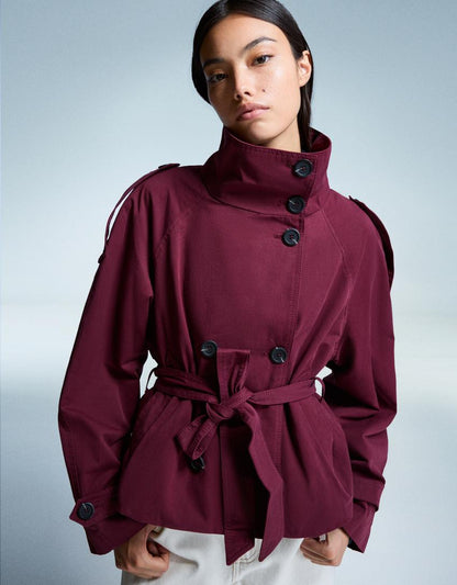 Klassischer leichter Herbst-Trenchcoat
