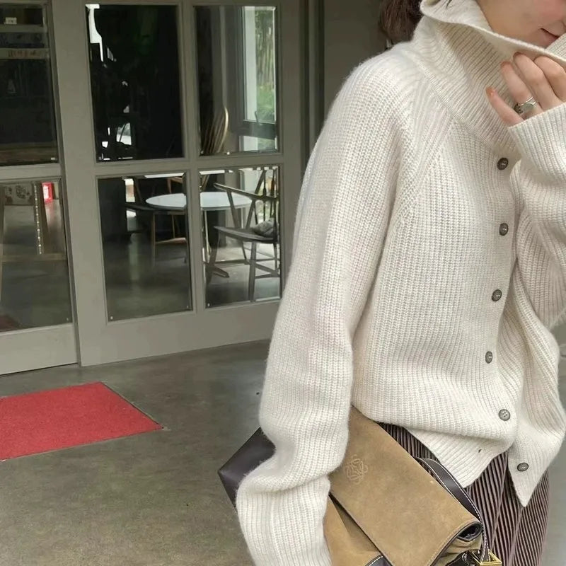 Gemütlicher Strickpullover mit Knöpfen und Rollkragen