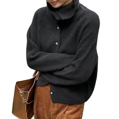 Gemütlicher Strickpullover mit Knöpfen und Rollkragen