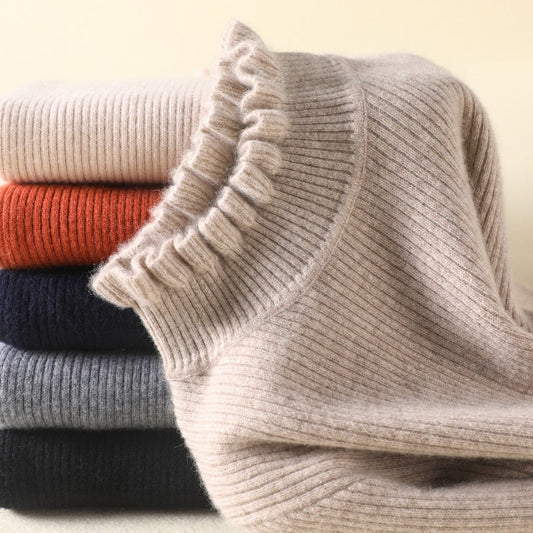 Gemütlicher Rollkragenpullover mit femininen Rüschendetails