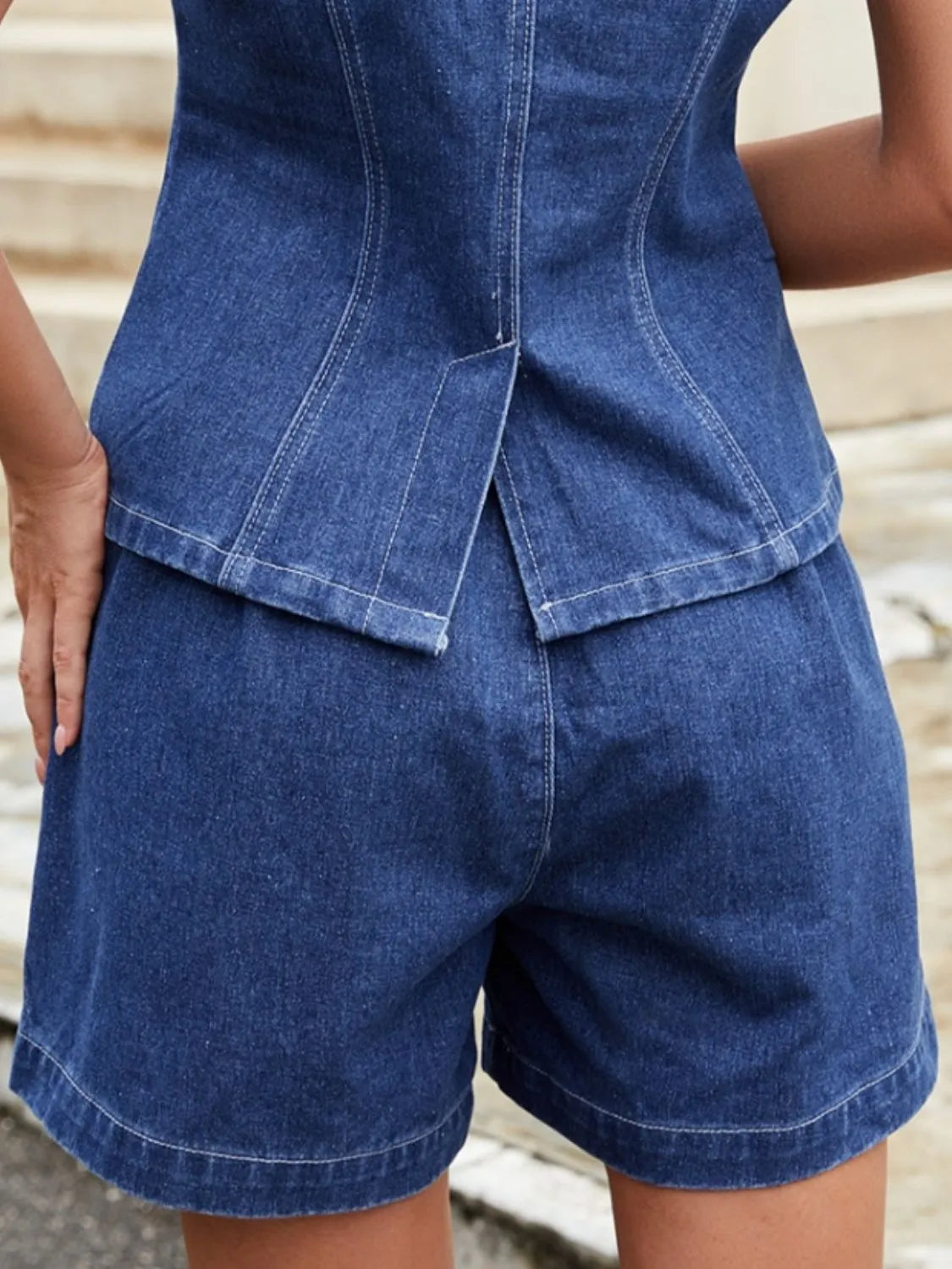 Lässiges Denim-Set aus Weste mit Knopfleiste und Shorts