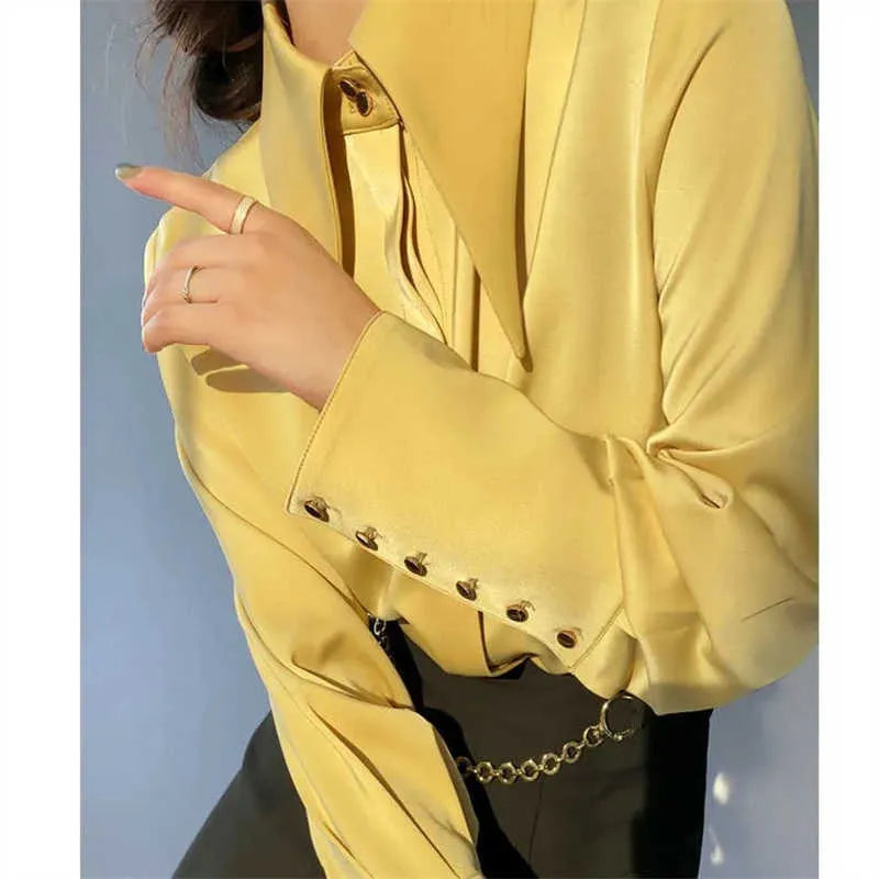 Damen Bluse aus einfarbigem Satin mit langen Ärmeln und modernem Kragen