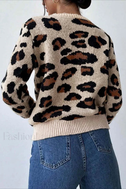 Schicker Pullover mit Leopardenmuster und Farbakzenten im Colorblock-Stil
