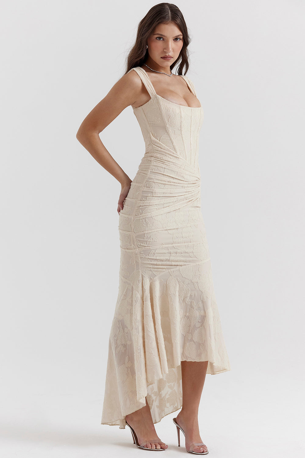 Fließendes Midi-Kleid mit taillenbetonter Kurvenform