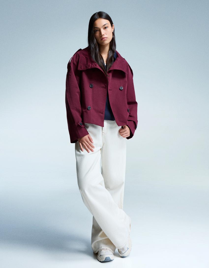 Klassischer leichter Herbst-Trenchcoat