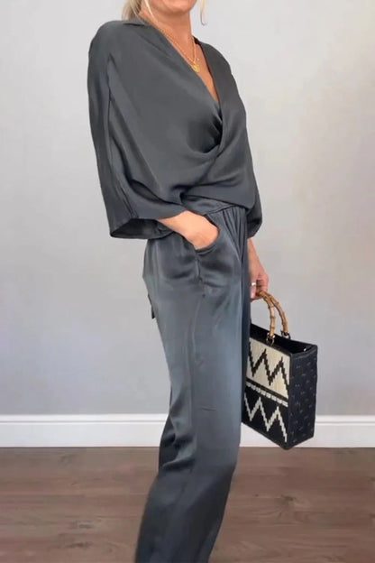 Schickes Wickeloberteil und lässiges Hose-Set