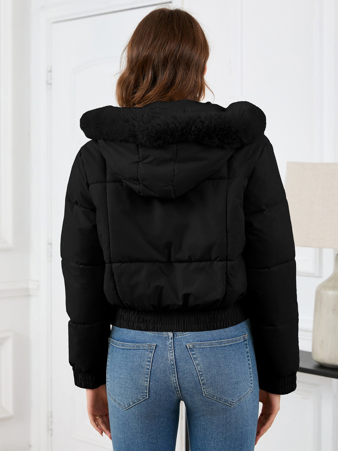Gemütliche wattierte Winterjacke mit Fellkapuze und Taschen