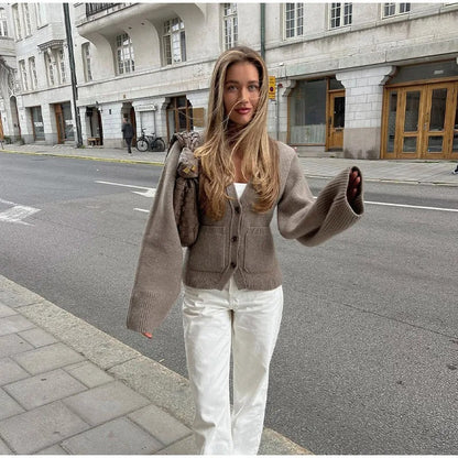 Gemütliche klassische Strickjacke für Damen