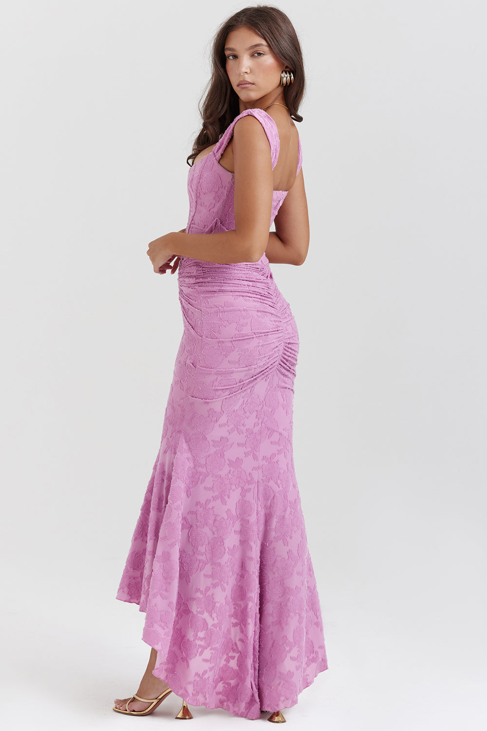 Fließendes Midi-Kleid mit taillenbetonter Kurvenform