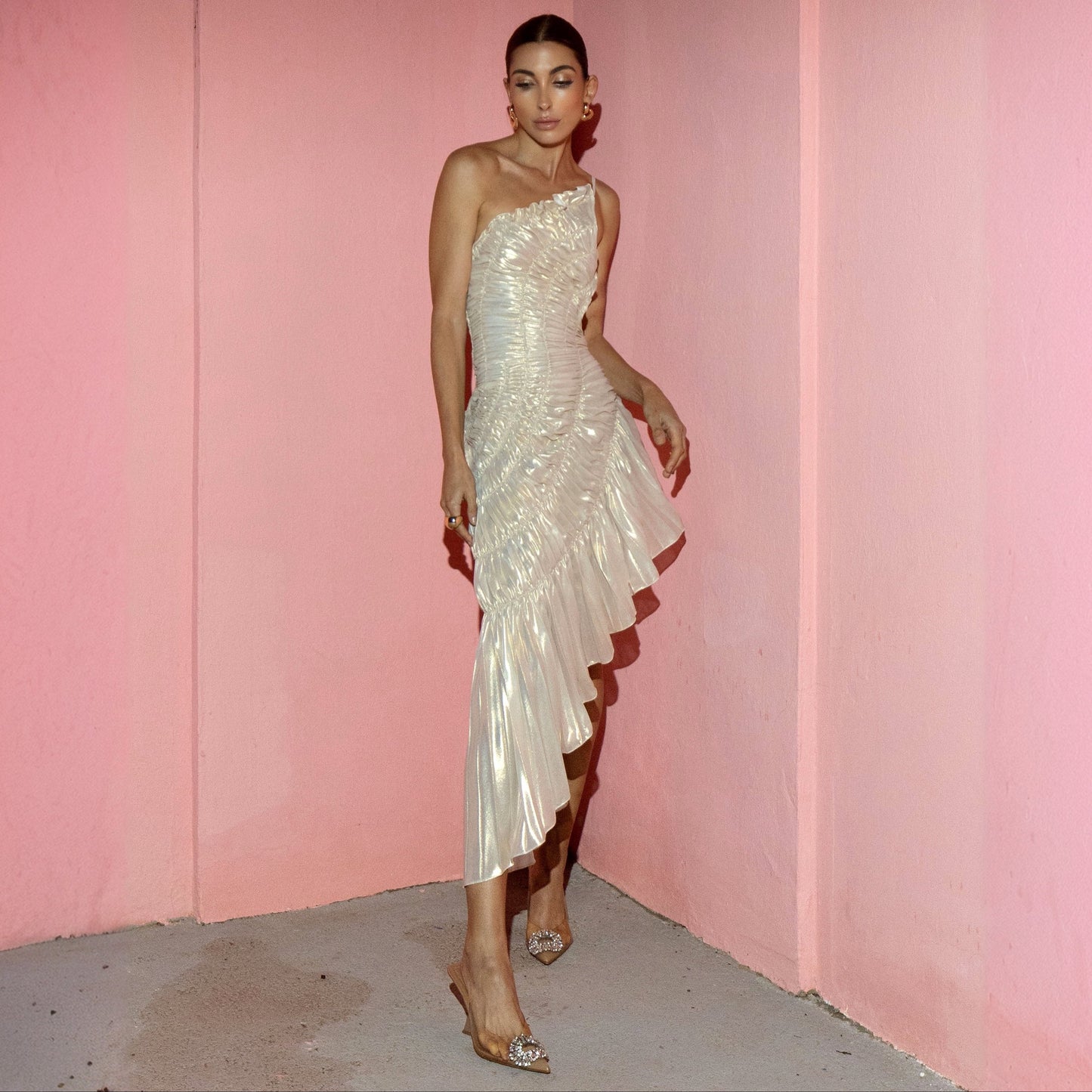Silbernes plissiertes asymmetrisches Midikleid