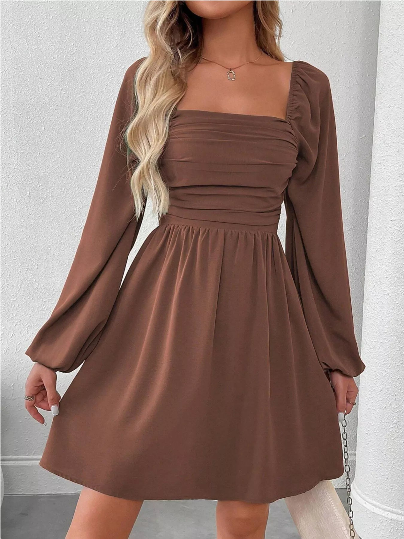 Gerüschtes A-Linien-Kleid mit quadratischem Ausschnitt und langen Ärmeln
