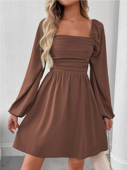 Gerüschtes A-Linien-Kleid mit quadratischem Ausschnitt und langen Ärmeln