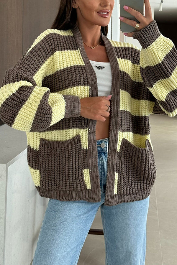 Gemütlicher Strickpullover im Patchwork-Stil mit Streifen und Taschen