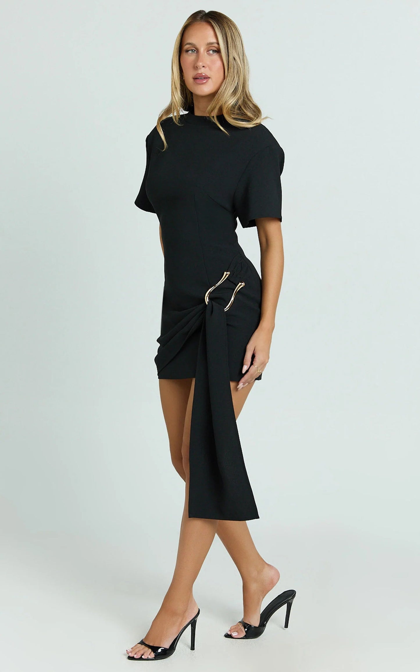 Elegantes Martini-Minikleid mit moderner Silhouette