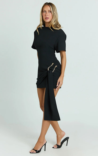 Elegantes Martini-Minikleid mit moderner Silhouette