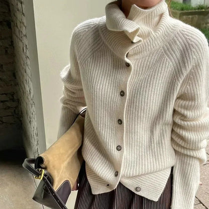 Gemütlicher Strickpullover mit Knöpfen und Rollkragen