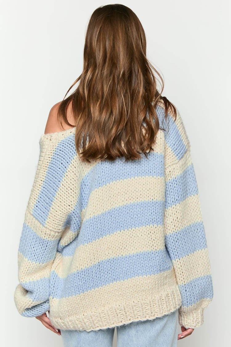 Gemütlicher schulterfreier gestreifter Strickpullover für den Herbst