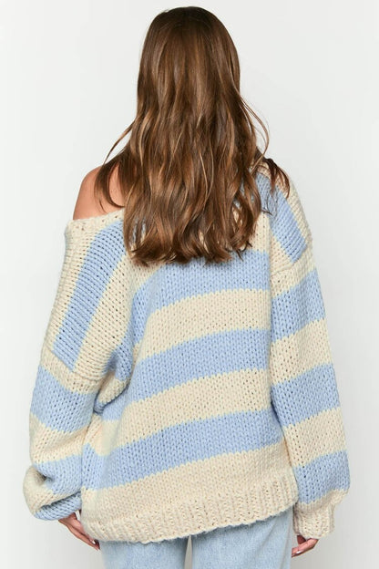 Gemütlicher schulterfreier gestreifter Strickpullover für den Herbst