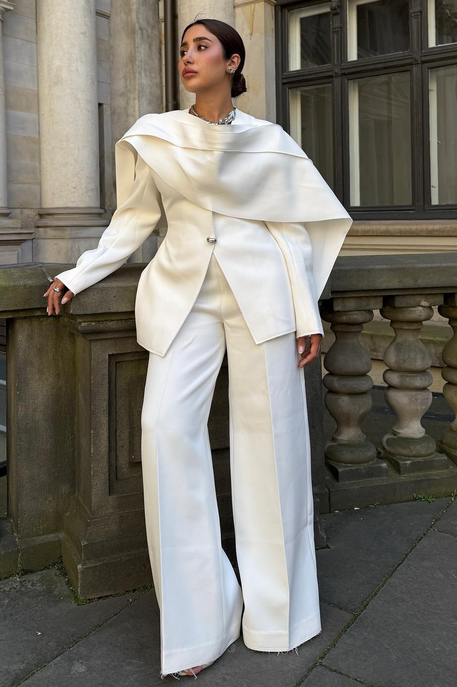 Schickes Cape-Blazer- und Weitbein-Hosen-Set