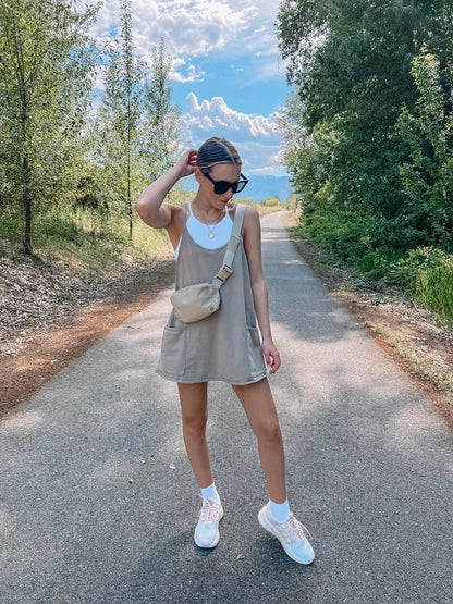Bequemes Minikleid mit Trägern und integrierten Shorts