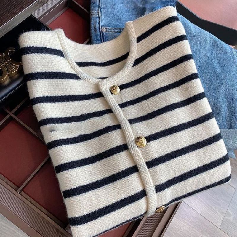 Gemütlicher gestreifter Strickpullover für den Herbst