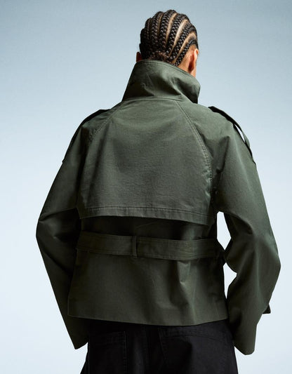 Klassischer leichter Herbst-Trenchcoat