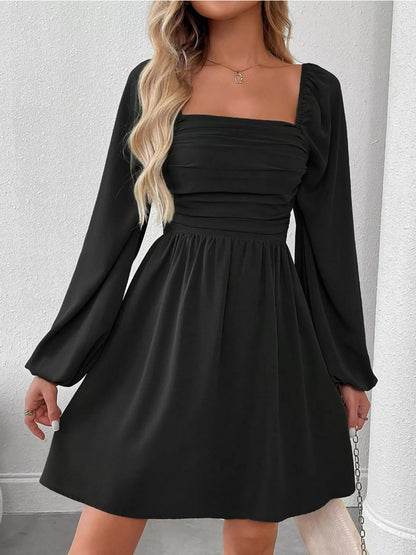 Gerüschtes A-Linien-Kleid mit quadratischem Ausschnitt und langen Ärmeln