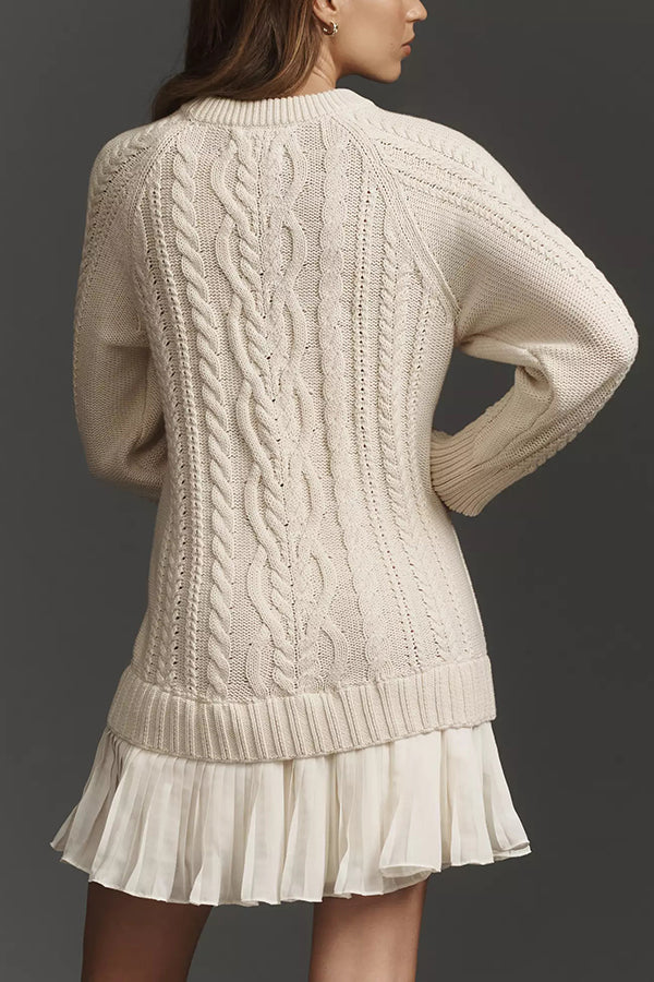 Strickpullover-Kleid mit Plisseefalten am Chiffon-Saum