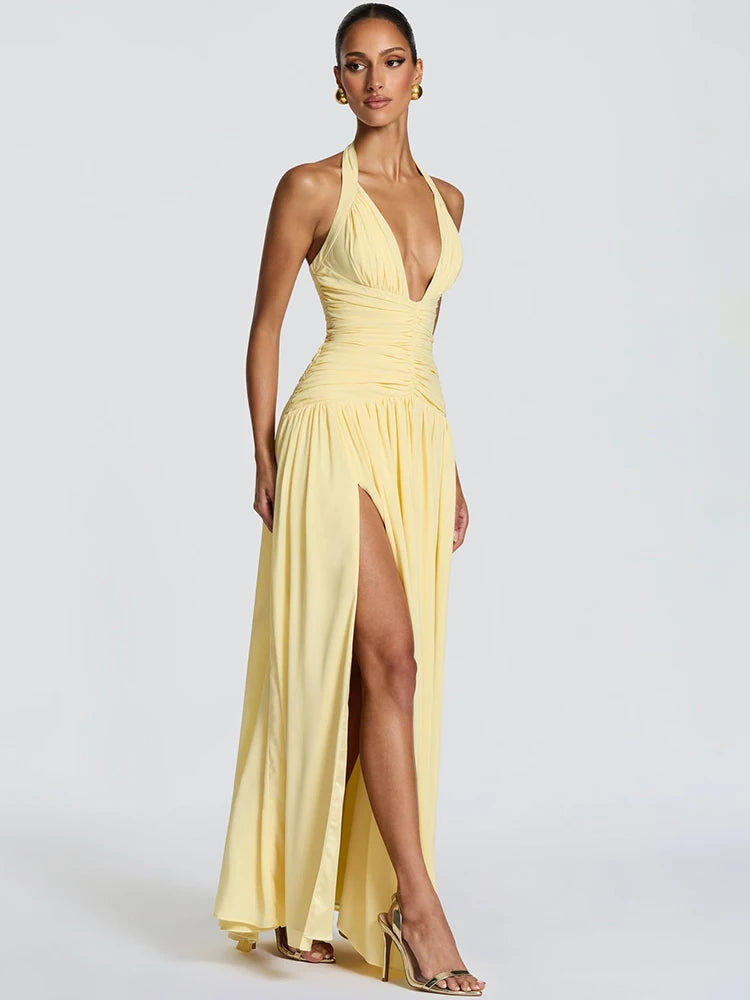 Maxikleid mit Neckholder, gerafftem hohem Schlitz und tiefem V-Rücken