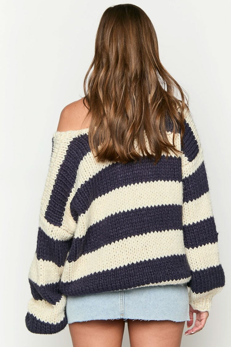 Gemütlicher schulterfreier gestreifter Strickpullover für den Herbst