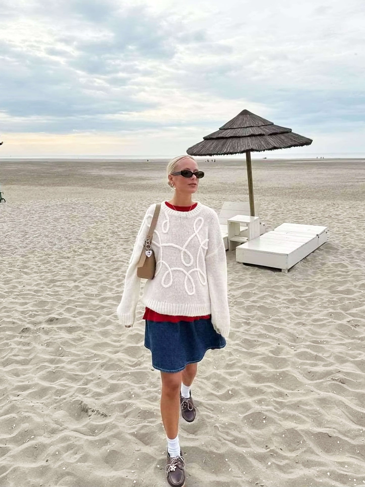 Gemütlicher übergroßer Pullover mit eleganten Stickereidetails