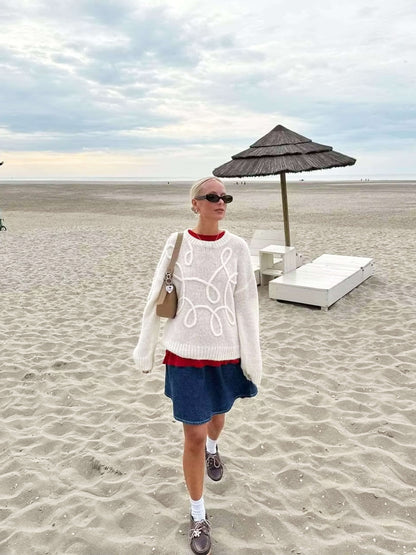 Gemütlicher übergroßer Pullover mit eleganten Stickereidetails